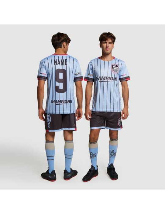 deux jeunes hommes avec un ensemble de tenue de sport blanc avec des inscriptions