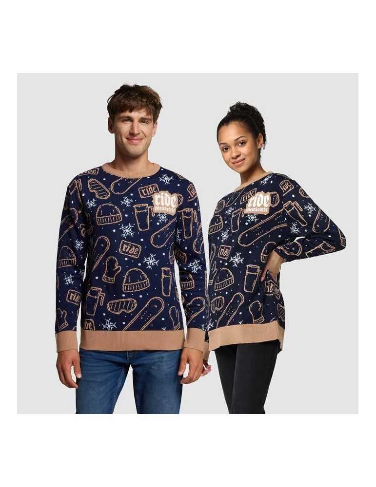 Un homme et une femme qui porte des pulls tricotés avec des motifs de Noël et un logo sur le devant