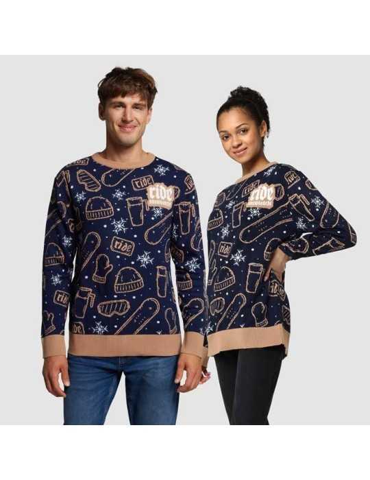 Un homme et une femme qui porte des pulls tricotés avec des motifs de Noël et un logo sur le devant