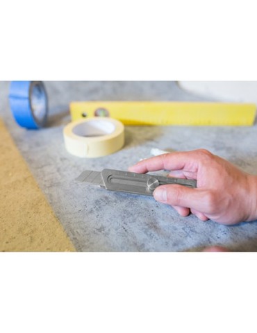 Cutter, règle, décapsuleur, clé à vis | Muireann 2