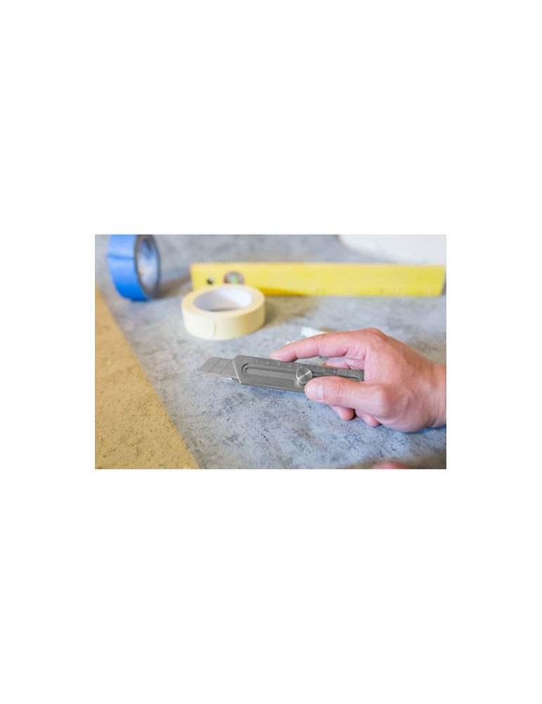 Cutter, règle, décapsuleur, clé à vis | Muireann