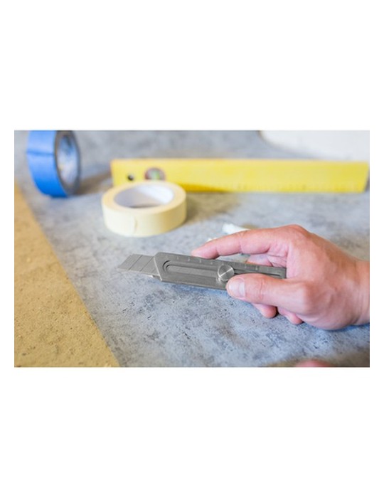 Cutter, règle, décapsuleur, clé à vis | Muireann