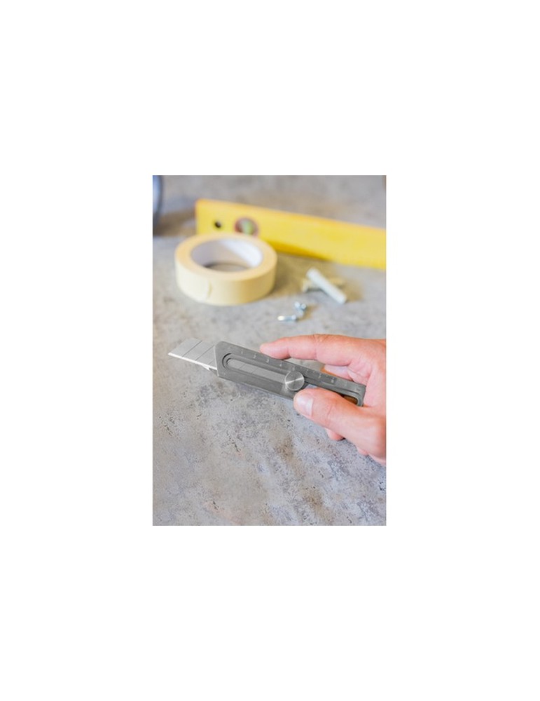 Cutter, règle, décapsuleur, clé à vis | Muireann