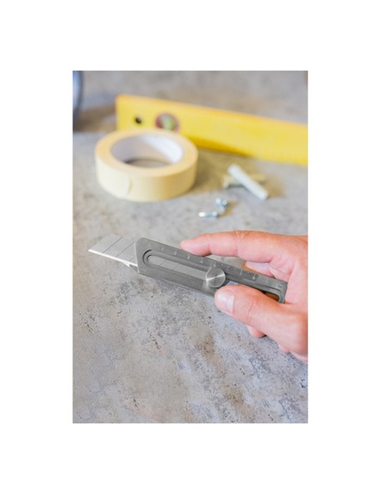 Cutter, règle, décapsuleur, clé à vis | Muireann