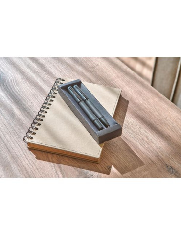 Parure de stylos en métal et laiton écologique Adel Matières : métal Couleurs : noir objet promotionnel éco-responsable