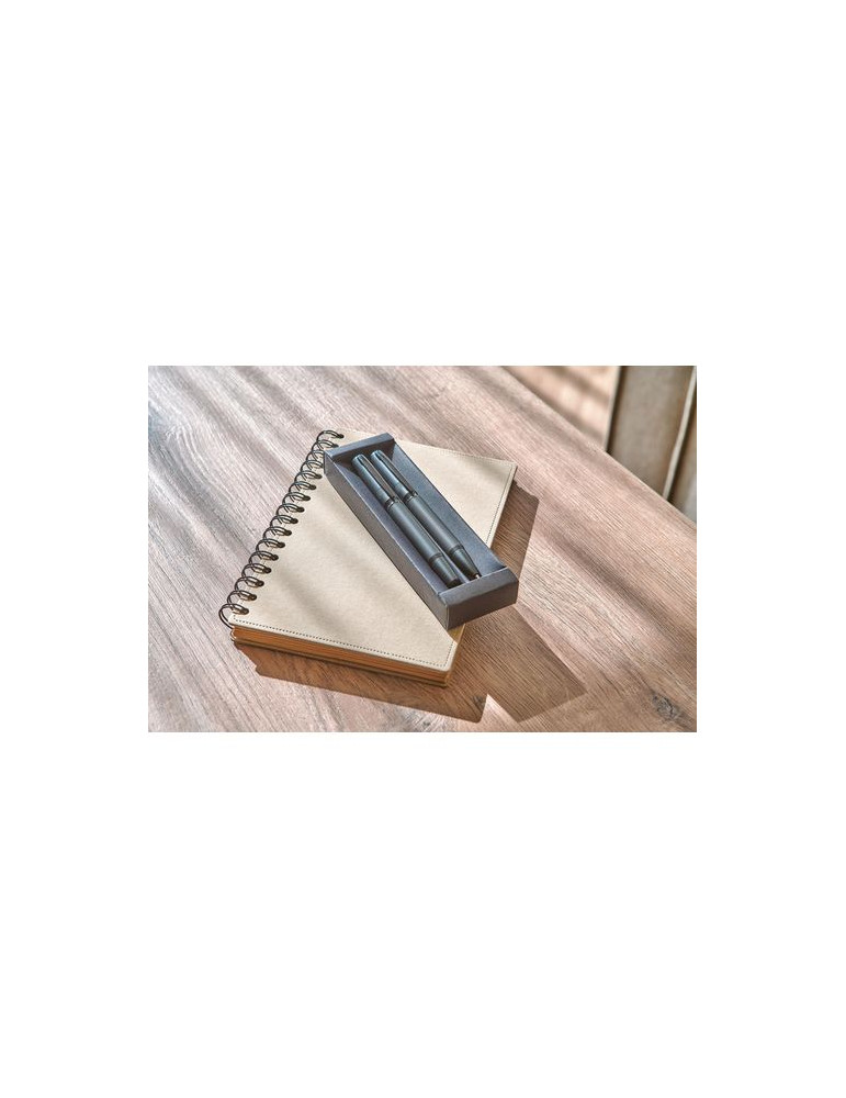 Parure de stylos en métal et laiton écologique Adel Matières : métal Couleurs : noir objet promotionnel éco-responsable