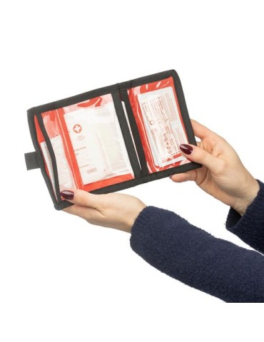 Trousse de premiers secours en polyester rPET 600D Kairo Matières : non tissé Couleurs : rouge cadeau entreprise pas cher