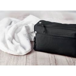 Trousse de toilette  en RPET personnalisée | BETTER & SMART Matières : PET recyclé Couleurs : noir goodies publicitaire événemen