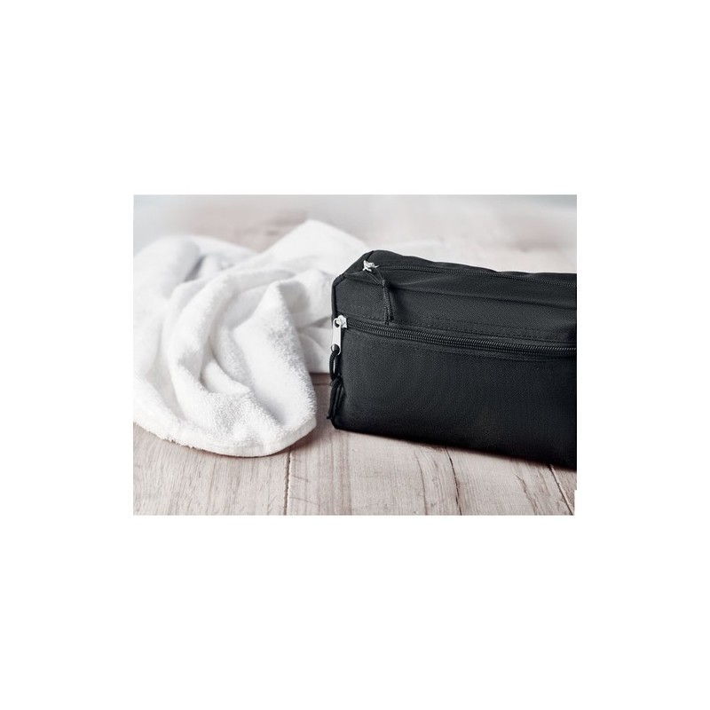 Trousse de toilette  en RPET personnalisée | BETTER & SMART Matières : PET recyclé Couleurs : noir goodies publicitaire événemen