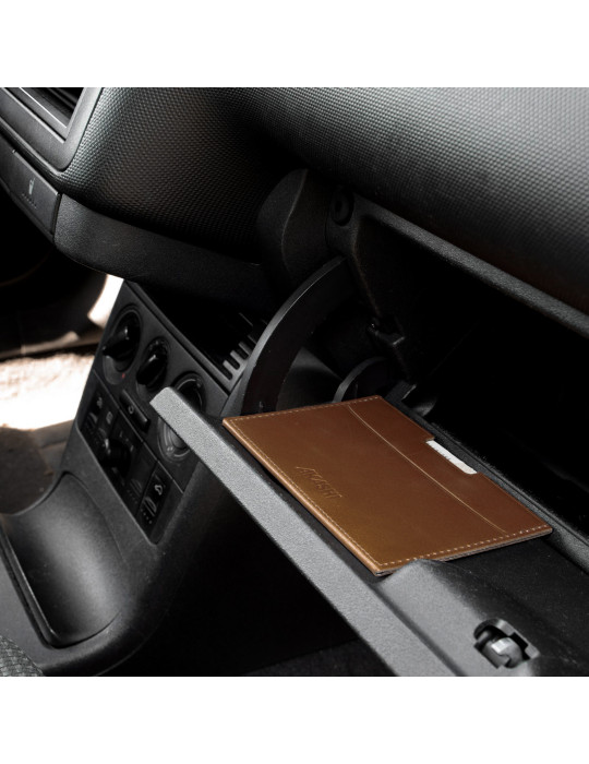 Porte-carte grise en cuir marron foncé avec embossage