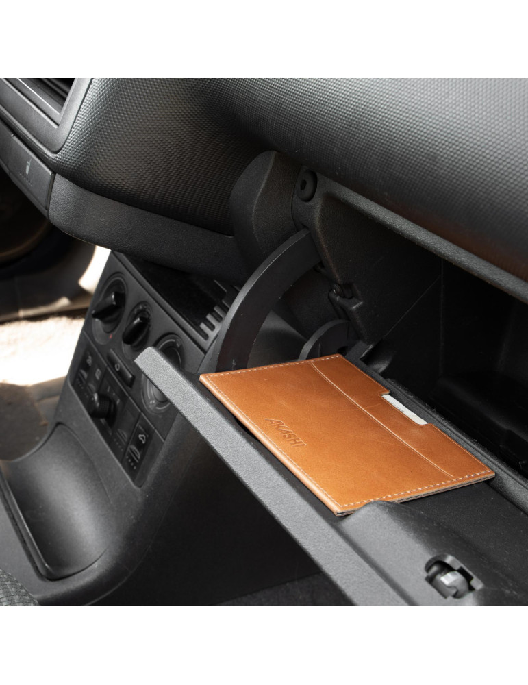 Porte-carte grise en cuir marron clair avec embossage