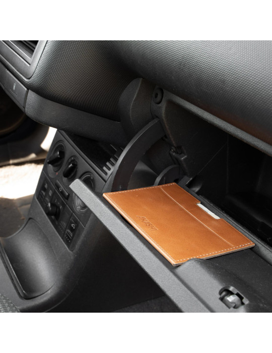 Porte-carte grise en cuir marron clair avec embossage