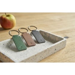 Porte-clés Éco-responsable Personnalisé en Peau de Pomme et PU - Sabrina Matières : fer Couleurs : brun impression haute définit