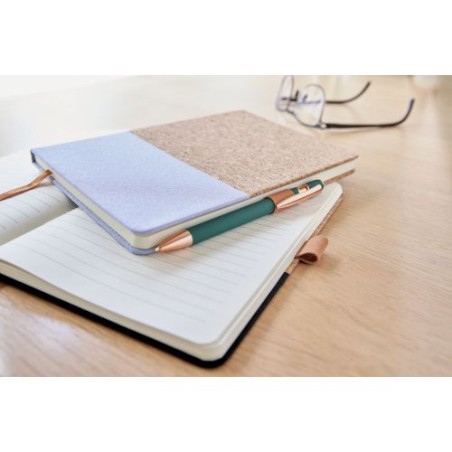 Carnet A5 Éco-responsable en Liège et Coton - Trevor Matières : liège Couleurs : blanc impression logo haute qualité