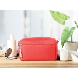 Trousse de toilette  sans PVC - Cadeau personnalisé NEW & SMART Matières : PET Couleurs : rouge impression logo haute qualité