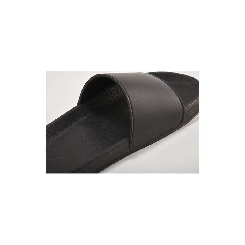 Claquettes antidérapantes personnalisées 46/47 pas cher KOLAM Matières : EVA Couleurs : noir accessoire événementiel unique