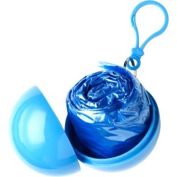 Etui boule pratique contenant un poncho personnalisé Pippa Matières : plastique Couleurs : noir cadeau client original