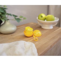 Etui boule pratique contenant un poncho personnalisé Pippa Matières : plastique Couleurs : jaune objet promotionnel éco-responsa